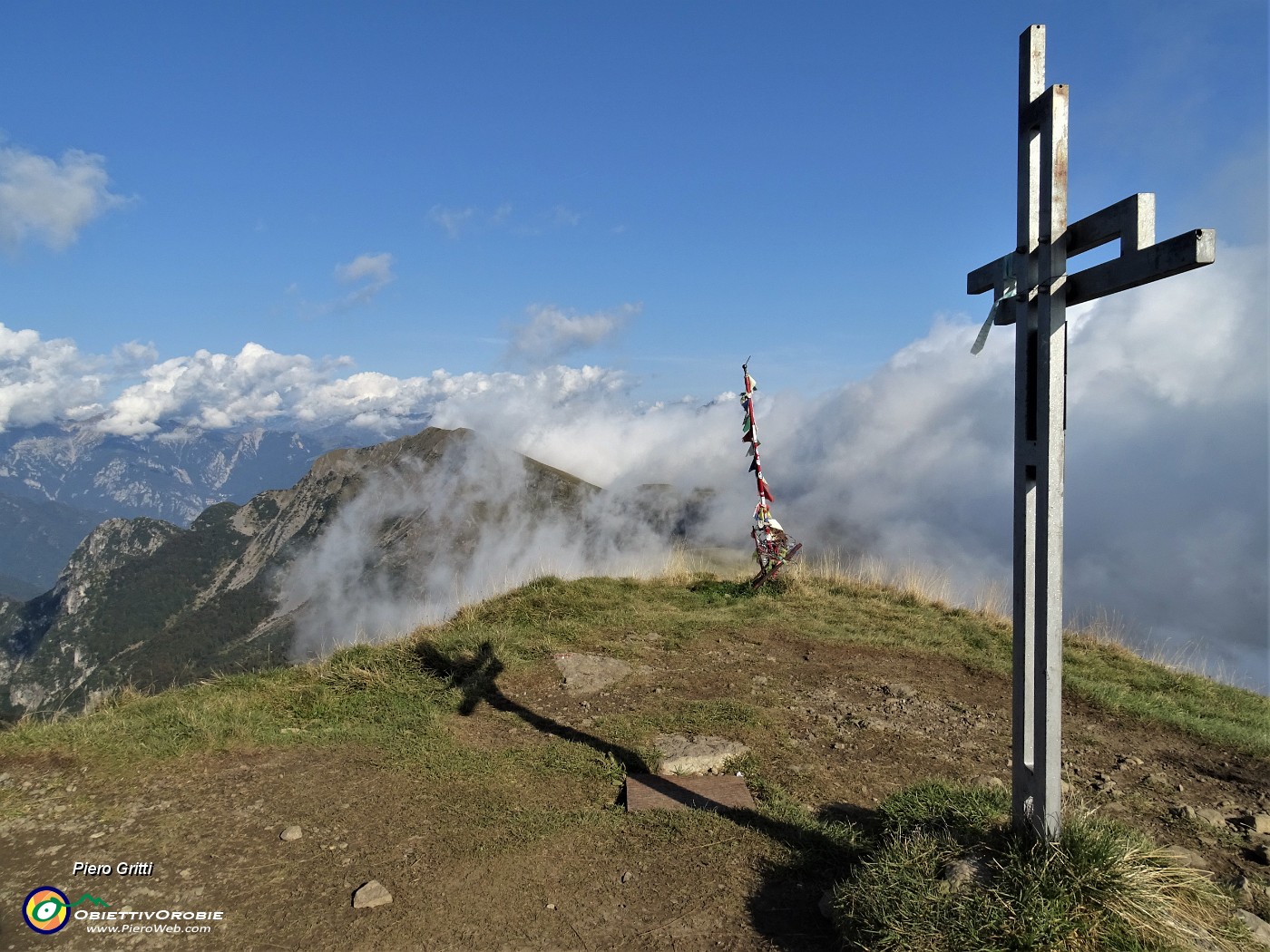 71 Le nebbie si stanno dissolvendo anche sul Baciamorti-Aralalta.JPG